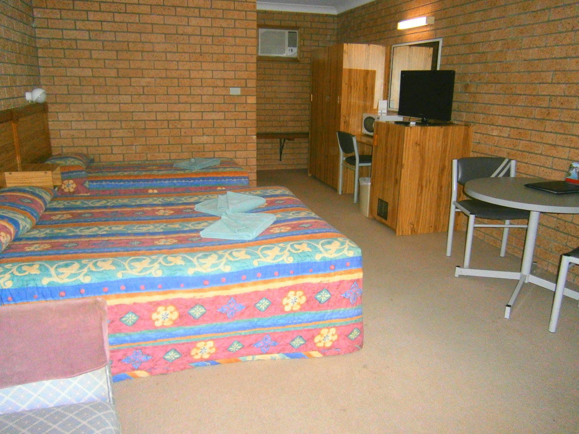 Aaron Inn Motel Narrabri Exterior photo