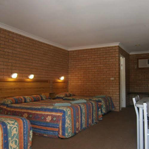 Aaron Inn Motel Narrabri Exterior photo